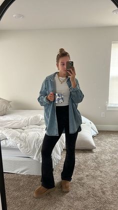 Simple Fall Mom Outfits, Fall Work Outfits Jeans, Mama Fall Outfits, Flare Leggings Oversized Shirt, Thrifted Mom Outfits, Oversized Denim Button Up Shirt Outfit, Simple Concert Outfit Casual, Fall La Outfits, Sahm Outfits Fall