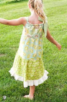 Learn how to sew a simple pillowcase dress with this free tiered pillowcase dress sewing pattern. #sewingforgirls #dresspatterns #freepatterns #freesewingpatterns Sew A Pillowcase, Tiered Skirt Pattern, Thrift Store Upcycle Clothes, Skirt Pattern Free