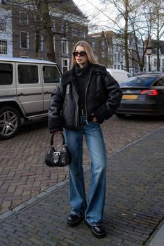 21 Stylish Wide-Leg Jeans Outfits You'll Want to Copy ASAP Wide Leg Pants Outfit Ideas, Wide Leg Jeans Winter, Chic Wide Leg Pants, Fall Teacher Outfits, Fall Inspo Outfits, Wide Leg Outfit, Nyc Winter Outfits, Wide Leg Jeans Outfit