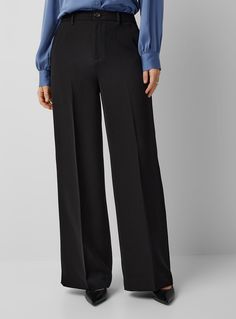 Femme > Pantalons Contemporaine - Le pantalon large fluide épuré Contemporaine  Exclusivité Contemporaine  Tissu extensible fluide au poids supérieur pour un riche tombé Jambe large pleine longueur Taille très haute Poches biais latérales Poches passepoilées cousues en trompe-l'oeil à l'arrière   Mesures (taille 4) Fourche avant : 33 cm (13 po) Longueur d'entrejambe : 80 cm (31,5 po)   Taille de l'article en photo : 4 Sewing Piping, Flowy Wide Leg Pants, Pant Women, Women Pants, Pantalon Large, Modern Fashion, Body Measurements, Recycled Plastic, Fashion Pants