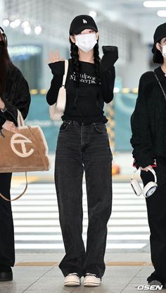 Airport Black Outfit, Karina Aespa Outfits Casual, K Pop Airport Fashion, Karina Airport Fashion, Karina Outfits, Airport Outfit Korean, Karina Airport, Karina Fashion