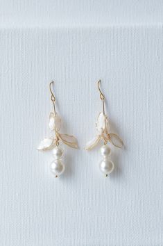 Lynlee earrings are the ultimate accessory to elevate your wedding day style. Featuring beautiful crystal pearls and a lovely lily flower detail, these earrings exude an air of timeless elegance that will draw all eyes to you. DETAILS ❁Handcrafted dip resin flowers with polarized white petals and glossy finish.  ❁Graceful design with dainty Swarovski crystal pearl details. ❁Designed and handmade in Canada. Worldwide shipping. ❁Beautifully gift wrapped in our signature packaging to store your ite Dip Resin, Dip Art, Unique Wedding Jewelry, Jewellery Wire, Bridal Earring, Petite Earrings, Clip On Earring, White Petals, Bridal Earrings Drop