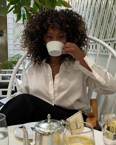 dnd Black Successful Women, Clean Girl Fall, Curly Aesthetic, Hair Shots, Woman Curly Hair, Hair Stayl, February Baby, Successful Woman, Clean Girl Aesthetic