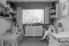 dorm life in the 1970s Architectural Digest Living Room, Vintage Dorm, Groovy Room, 60s Interior, Bedroom Eclectic, 1970s Decor, College Dorms, 70s Decor, College Room