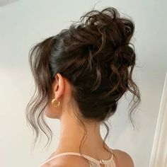 Updo For Brunette Hair, Messy Updo For Wedding, Updo Hair Bridesmaid, Cute Prom Updos For Long Hair, Hoco Hair Updo Bun, High Romantic Updo, Wedding Guest Updo Brunette, Long Brown Hair Messy Bun, Short Hair Updos Wedding