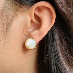 🌻These gold stud earrings feature natural white mother of pearl,creating a sophisticated and timeless look. 🥰This piece is meticulously crafted from S925 sterling silver、pearl(total 6.0g) and finished with a luxurious coating of genuine 18k gold plating. 🥰We will send it in a beautiful jewelry box and package it carefully. We offer boxes in blue, green, white, and black. Please leave a message specifying your preferred color 🥰Please leave a message if you need any assistance. Thank you. Vintage Stud Earrings, Earrings Big, Mother Of Pearl Earrings, Big Pearl, Pearl Earring, Earrings Vintage, Silver Pearls, Handmade Sterling Silver, Gold Earrings Studs