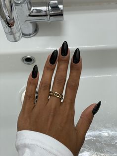 Autumn Oval Nails, Black Nails Pointy, Dark Neutral Nails, Black Autumn Nails, Black Oval Nails, Almond Black Nails, Black Almond Nail Ideas, Black Nails Aesthetic, Long Oval Nails