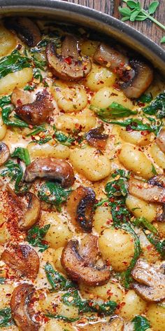 Spinach and Mushroom Gnocchi with Creamy Garlic and Smoked Parika Sauce in a stainless steel pan. Mushroom Gnocchi, Vegetarische Diners, Gnocchi Dishes, Spinach And Mushroom, Resep Pasta, Spinach Tomato, Mushroom Recipe, Gnocchi Recipes, Creamy Spinach