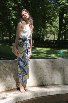 A saia pareo será como um flash de luz em seu guarda-roupa. Use como saia ou como vestido, você decide! e com sua estampa alegre vai te deslumbrar. Desenhado por AIBON e feito com amor em oficinas em Madrid. Pareo Skirt Outfit, Pareo Skirt, Skirt Outfits, Tie Dye Skirt, Maxi Skirt, Madrid, Flash, Wardrobe, Pattern