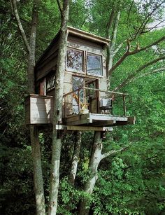 a tree house in the middle of some trees