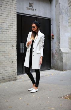 Faux Leather/Leather Jeans: Longline white jacket with sunglasses, leather jeans, and white flats White Jacket Outfit, Interview Attire, Cute Winter Outfits, Street Style Winter, White Coat, Coat Outfits, White Outfits, Daily Outfits