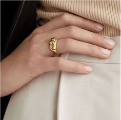 - A fantastically beautiful piece of jewelry that can also be combined with other stacking rings. - Wear the jewelry together on one finger or spread across all fingers for a chic stacking look. - The perfect gift idea for your loved one for any occasion. - Material: stainless steel - Ring size: 58 (8) Classic Gold Rings, خواتم خطوبة, Spiral Ring, Twisted Band, Twist Ring, Domed Ring, Classic Gold, Engraved Items, Minimalist Rings