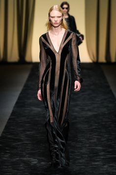 Alberta Ferretti Fall 2023 Ready-to-Wear Fashion Show | Vogue Chic Dress