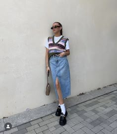 Jean Skirt Street Style, Long Skirt Preppy Outfit, New York Skirt Outfit, Midi Denim Skirt Outfit Spring, Mid Length Denim Skirt Outfit, Long Denim Skirt Outfit Summer Casual, Long Jean Skirt Outfits Fall, Long Denim Skirt Outfits, Denim Skirt Outfit Fall