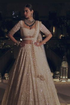 Gold Lehenga, Indian Outfits Lehenga, Wedding Lehenga Designs, Indian Bride Outfits, Pearl Embroidery, Traditional Indian Dress, Embroidered Belt, Indian Dresses Traditional, Traditional Indian Outfits