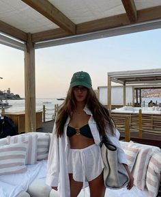 Vacation Hat Outfit, Bali Looks For Women, Greece Outfit, Summer Holiday Outfits, Dubai Style