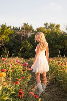 aesthetic summer photo inspo, flower field pose inspo, wildflower photos, wildflower field, 2024 senior photoshoot, senior portrait poses, photoshoot aesthetic, summer outfit ideas, fashion photography, golden hour photoshoot, outdoor poses ideas, insta post ideas, open field posing ideas Cute Senior Photoshoot Ideas, Wildflower Field Aesthetic, Cool Insta Post Ideas, Garden Photography Poses, Cute Poses For Photoshoot, Cute Girl Posing Ideas, Summer Time Photoshoot Ideas, Flowers Photo Shoot Ideas, Field Senior Photoshoot