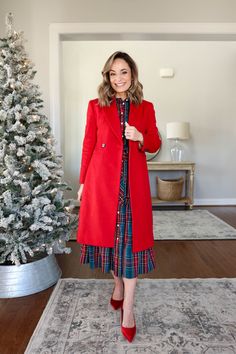 Holiday Family Photo Outfits - Pumps & Push Ups Red Coat Outfits For Women, Modern Mrs Claus Outfit, Fall Feminine Outfits, Family Photo Outfits Christmas, Holiday Family Photo Outfits, Holiday Outfits Christmas Party, Red Coat Outfit, Christmas Attire