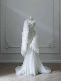 Détails de l'article :   Numéro de produit : C3519   Tissu: Tulle   Silhouette : Sirène   Manches : Sans manches   Style du dos : à lacets Wedding Dress With Feathers, Dress With Feathers, 파티 드레스, Pretty Wedding Dresses, Fantasy Dresses, White Wedding Dress, Dream Wedding Ideas Dresses, Prom Dress Inspiration, Pretty Prom Dresses