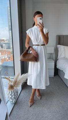 Emma Hothersall 🤍 en Instagram: “a week of summer workwear outfit ideas ☺️🫶🏽 let me know which is your favourite 🤍” Chic Cap Sleeve Midi Dress, Chic Solid Color Cap Sleeve Dresses, Work Outfits Frauen, Style Désinvolte Chic, Chique Outfits, Corporate Outfits