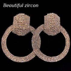 Boucles d'oreilles en strass - Boucles d'oreilles en cristal brillant pour bijoux pour femmes

 Ajoutez de l'éclat à votre look de fête avec ces boucles d'oreilles européennes et américaines en strass à grand cercle. Dotées de cristaux brillants sertis dans un design circulaire glamour, ces boucles d'oreilles sont parfaites pour ajouter une touche d'élégance à n'importe quelle tenue. Que vous assistiez à un événement formel ou que vous ajoutiez simplement un peu de bling à votre look de tous les jours, ces boucles d'oreilles de fête élégantes ne manqueront pas de faire tourner les têtes. L'accessoire parfait pour les femmes avant-gardistes, ces boucles d'oreilles en strass font un excellent cadeau pour la femme élégante de votre vie.

 Style: Classique

 Forme \ motif : rond

 Type de mét Round Hoop Earrings For Party, Elegant Rhinestone Hoop Crystal Earrings, Crystal Hoop Earrings With Rhinestones, Rhinestone Metal Hoop Earrings For Parties, Party Hoop Earrings With Rhinestones, Crystal Hoop Earrings For Party, Metal Hoop Earrings With Rhinestones For Party, Party Metal Hoop Earrings With Rhinestones, Dazzling Round Crystal Hoop Earrings