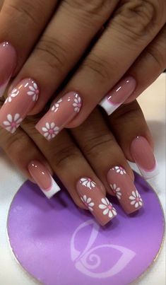 trendy summer nails for 2023 summer nails inspo acrylic nails with floral detail acrylic nails with daisy detail white and nude nails french nails Gel X Nail Designs Flowers, Sqaure Nails, Short Acrylics, Spring Acrylic Nails, Colorful Nails, Edgy Nails, Smink Inspiration, Girly Acrylic Nails, Work Nails