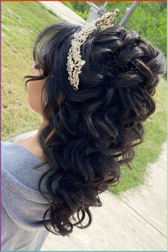 Quince Hair With Bangs, Quinceanera Hairstyles Side Part, Quinceanera Hairstyles With Bangs, Quince Updos, Quince Updo Hairstyles, Quinceanera Hairstyles Mid Length, 15 Hairstyles With Crown, Quinceanera Hairstyles For Short Hair