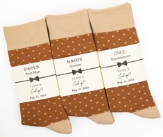 These groomsmen socks are perfect gift for your wedding party. Rust brown/ rust orange with beige polka dots socks ensure the wedding party looks and feels their best while the colors match your wedding theme. With our personalized socks labels discover the fun way to propose your best man and groomsmen in style or simply make an elegant presentation as groomsmen gift. These socks and custom labels make an excellent gift for best man, groomsmen, bridesman, usher, officiant, flower dude, ring sec Wedding Socks Groomsmen, Groom Gift Box, Groom Socks, Junior Groomsmen, Groomsmen Socks, Ways To Propose, Color Socks, Polka Dot Socks, Wedding Socks