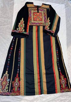 Arabian Dress, Folk Dress, Bead Embroidery Tutorial, Easy Food Art, Afghan Dresses, Dope Fashion, Embroidery Tutorials