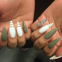 Nails by Gaby! Green And White Nails, Unghie Nail Art, Stiletto Nail Art, Green Nail, Dope Nails, Nail Polishes, Gorgeous Nails, Stiletto Nails, Green Nails