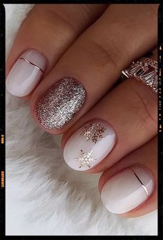 Winter Nails Ideas 2024, Nail Art December, Glitter Accent Nails Ideas, Winter Gel Nails Ideas 2024, Gel Nail Polish Ideas, Nail Designs Gold, Glitter Nail Ideas, Winter Nails Ideas, Fashionable Nails