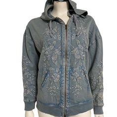 Nwt Caite Nyla Vintage Blue Embroidered Zip Hoodie Jacket Small. New With Tags Pit To Pit Flat Across Is 24” Has A Vintage Distressed Look. Japanese Y2k, Scrubs Outfit, Blue Floral Top, Pop Style, Racerback Top, Fall Inspo, Oversized Blouse, Vintage Hoodies, Fit Ideas