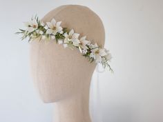 This beautiful flower crown is a lovely accessory, perfect for a party or wedding. Our stunning faux flowers look like the real. Head circumference: one size fits all (adjustable) / fits adults and older children If the crown should fit the baby, after buying please give head circumference Flower Crown Quince, Lily Flower Crown, Dainty Flower Crown, Head Wreath Wedding, Alex Core, Simple Flower Crown, Flower Crown White, Wedding Floral Crown, Crown Hairstyle