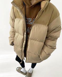 A stylish down jacket with a bi-color scheme of beige and brown. 

The stand-up neckline keeps you warm all the way to the neck. 

This is the first piece that will be useful as your main outerwear this season. 

◾️Model
Height/Weight: 162cm/40kg
Try size: S



Size (cm)
Length
Shoulder width
Chest measurement
Sleeve length


S
69
54
128
64.5


M
71
56
132
66


L
73
58
136
67.5