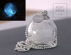 "Here we present our \"Sky Guardian II\" necklace. The necklace is filled with a glass ball with a real white feather, glitter and noctilucent particles. The pendant glows in the dark !! As an additional special feature, we still provide this with a mini tiles, on which we can engrave up to 12 letters or symbols for you. (you can also order this necklace without personalized disc ) Give someone special this necklace as a blessing, with a personal engraving we give the chains a personal touch. Here are a few examples as inspiration: * ... name * ... words * ... date * ... coordinates * ... initials * ... Symbols * ... * ... or completely without engraving ✧ detail Chain length: approx. 70 cm (approx. 28 \") Glass ball: approx. 2.5 cm (approx. 1 \") Materials: glass, brass, feather, glitter Pack Workout, Glow In The Dark Necklace, Dark Necklace, Diy Jewlery, Angel Necklace, Resin Projects, Bangles Jewelry Designs, Uv Resin, Bangles Jewelry