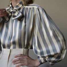 Detail Couture, Satin Bluse, Mode Kimono, Fashionista Clothes, Fashion Design Clothes, Striped Blouse