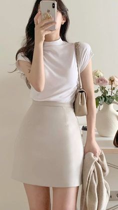 Ootd Ideas Classy, Elegant Fitted Dresses Classy, Classy White Outfits For Women, Classy Outfits Korean, Short Beige Skirt Outfit, Office Outfits Women Aesthetic, Office Outfits Skirt, Korean Fashion Casual Classy, Elegant Korean Outfit