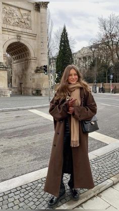 Livia Auer, Europe Winter Outfits, Scotland Outfit, Nashville Outfits, Europe Outfits, Paris Mode, Italy Outfits, Paris Outfits