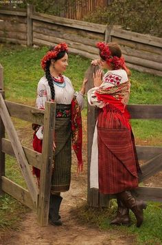 Romanian Clothing, Flower Head Wreaths, Ukrainian Clothing, Ukraine Women, Ethno Style, Folk Clothing, Ukrainian Art, European Culture, Folk Dresses