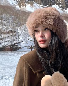 IG: lin.lxx Food Photography Tutorial, Sled Dog, Fur Coat Fashion, Freezing Weather, Japanese Drawings, The Howling, Fashion Photography Poses, The Northern Lights