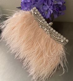 Gatsby Pink Champagne Ostrich Feather clutch bag. Done with a Pleated Satin clutch in White with Silver Tone and, Rhinestones at the rim and, closure. Light Champagne Fringed Ostrich Feathers cover the front and, the back. In front and, back is a Pearl and, rhinestone Appliqué. Purse chain included inside. Very Glamorous! Hand-Crafted. High-End Bag. THIS BAG IS STUNNING. This bag a Show Stopper. For the Bride, 1920s Gala, Gatsby Party and, any occasion. Measures 8 inches long and, 5 inches in he Luxury Evening Bags With Feather Trim, Luxury Evening Bag With Feather Trim, Elegant Evening Bags With Feathers, Luxury Formal Bags With Feathers, Luxury Formal Feathered Bags, Elegant Bags With Feather Trim For Events, Feather Clutch, Pearl Handbag, Pleated Bag