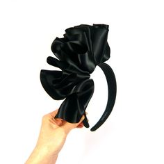 Large Black Pleated Satin Fascinator Headband #1686 Package included : order quantity × headband Item Features : .Unique fashion headband .Plastic band insert .Perfect costume hair accessory for weddings, parties, night out, Halloween and other special events .Great for women of all ages Item Specifications : .Handmade in Korea .100% brand new with high quality .Satin and plastic .Measure approx 0.98 inches (2.5 cm) in band width .Weight approx 1.62 oz (46 g) Colors may appear slightly different Adjustable Party Hair Accessories With Matching Headband, Adjustable Hair Accessories With Matching Headband, Adjustable Ribbon Headpieces For Parties, Party Headband With Satin Bow, Satin Bow Headband For Gifts, Evening Headband With Satin Bow, Adjustable Satin Bow Headpiece For Party, Adjustable Hair Accessories With Handmade Flowers For Formal Occasions, Adjustable Handmade Flower Hair Accessories For Evening