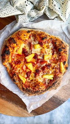 Whole spicy Hawaiian pizza sitting on baking paper on a large wooden board. Ham And Pineapple Pizza, Ham Pizza, Roasted Ham, Pineapple Pizza, Sweet Chilli Sauce, Pizza Recipes Dough, Pizza Stone, Sweet Chilli