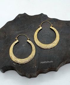 HANDMADE Beautiful Mandala Hoop antique boho  earrings, with beautiful detail around the piece. Ideal for everyday wear or for a special bohemian look. SIZE Aprox Length: 6.3 cm Aprox diameter: 5 cm Handmade with high quality hypoallergenic Jewelery brass, nickel free. LINK Please follow the link to view my shop for other beautiful pieces. https://www.etsy.com/uk/shop/JagathaStudio Boho Hoop Earrings, Sun Earrings, Beautiful Mandala, Statement Hoop Earrings, Golden Earrings, Chic Gifts, Beaded Hoop Earrings, Bohemian Earrings, Beaded Hoops