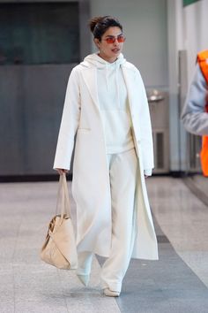 The Top 4 Essential Travel Bags, As Worn by Gigi and Bella Hadid, Priyanka Chopra, and More - Vogue Monochrome Clothes, Cozy Spring Outfits, Mantel Outfit, Stile Hijab, Travel Chic, Winter Inspiration, Model Outfits, Looks Black, Spring Outfits Women