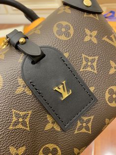 Description L.V Petite Malle Souple Monogram Canvas Black For Women, WoHandbags 7.9in/20cm LV M45571 Rep 1:1 The distinctive Petite Malle Souple is a soft handbag steeped in the House history. The Monogram canvas, riveted corners, and name tag all evoke L.V’s legacy as a trunk maker. A gold-color nautical chain and wide removable strap, with L.V Malletier embroidered on it, bring up-to-the-minute style. 20 x 14 x 7.5 cm / 7.9 x 5.5 x 3 inches (Length x height x width) Black Monogram coated canva Louis Vuitton Petite Malle, Baby Tote Bag, Bottega Veneta Shoulder Bag, Evening Clutch Bag, Name Tag, Tote Backpack, Luggage Tags, Monogram Canvas, Louis Vuitton Handbags