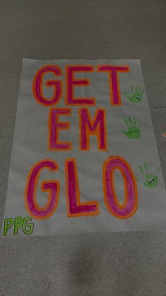 a sign that says get em gloo on the ground in front of a building