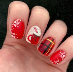 Artificial Gel Nails, Seasonal Nail Designs, Thanksgiving Christmas Nails, Christmas Toe Nails, Fun Christmas Nails, Nail Art Noel, Red Christmas Nails, Plaid Nails