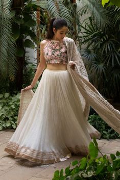 Blouse Lehenga with Chikankari Dupatta for Wedding White Chikankari Dress Design, White Wedding Lehenga Indian Outfits, Lehenga Blouse Designs For Wedding, Chikan Kari Lehenga, Flowy Lehenga Designs, White Lehenga Bridesmaid, Engagement Party Outfit Guest Indian, Wedding Guest Lehenga Look, Chiffon Lehenga Designs