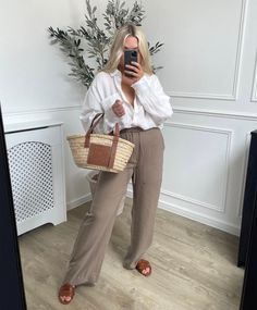 Plus Size Work Clothes Business Casual, Old Money Outfit Midsize, Mid Size Minimalist Outfits, Plus Size Minimalist Outfits Summer, Work Outfits Women Mid Size Summer, Mid Size Summer Outfits Work, Summer Work Outfits Mid Size, Midsize Influencers, Plus Size Old Money Style Summer